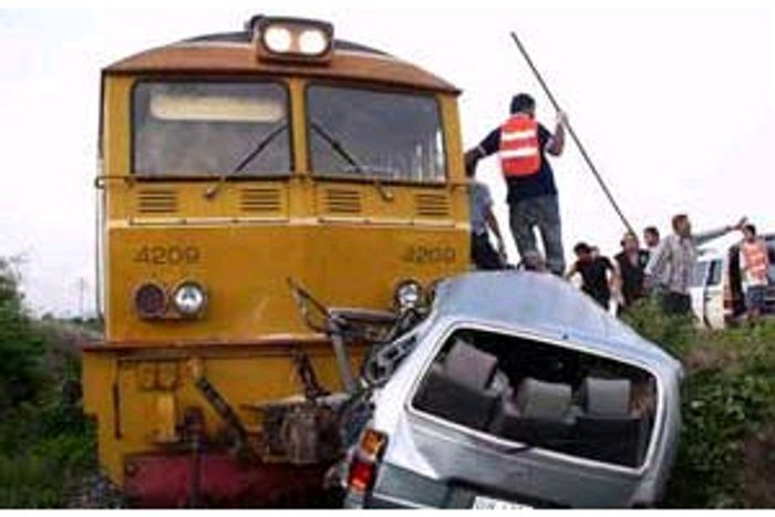 รถไฟอรัญ-กทม.ชนรถตู้ปราจีนตาย2เจ็บ8