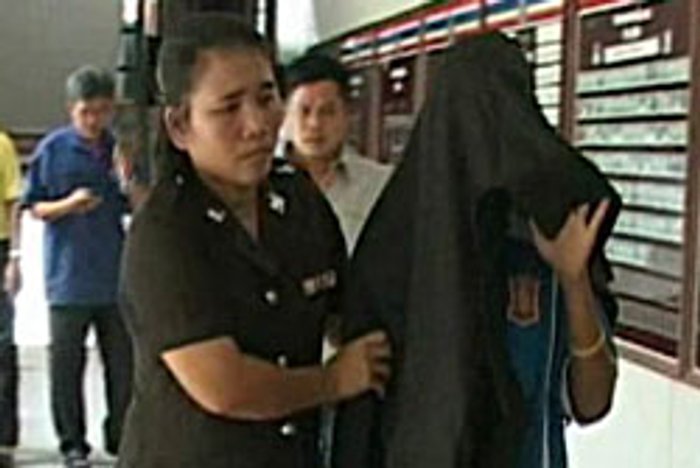 ดาบ ตร.โมโหลูกสาวชอบหนีเที่ยว จับล่ามโซ่