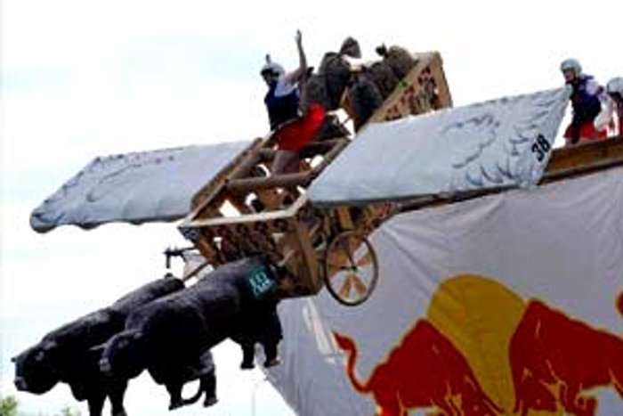 สุดรั่ว ! Red Bull Flugtag แข่งขันยานบินพิลึก