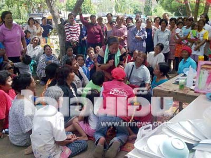 พบต้นตะเคียนทองยักษ์ชาวพิจิตรแห่ขอหวย