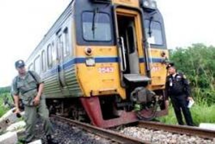 แม่สุดช้ำ ! ร้องห้ามลูกสิ้นคิดยืนรถไฟทับ แต่ไร้ผล