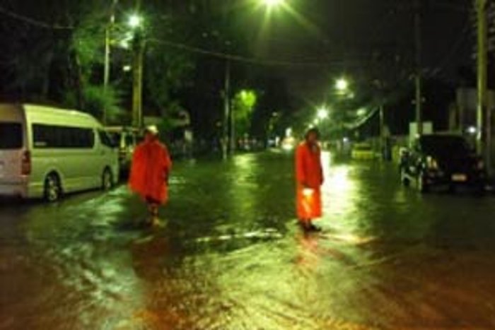 ฝนกระหน่ำกรุง-น้ำท่วม-จราจรเป็นอัมพาต!!!