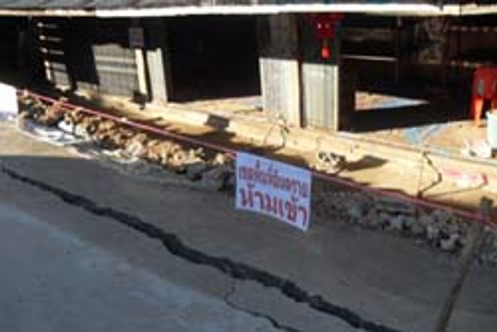 อึ้ง!! ดินยุบ แยกเป็นทางยาวบนดอยแม่สลอง