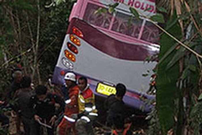 กระบะซิ่งสยอง! ประสางารถทัวร์ ดับคาที่ 2 ศพ