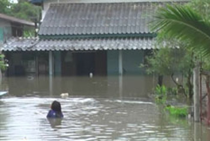 อ่างทองน้ำทะลัก 3 ชม. ท่วมสูงกว่า 1 เมตร