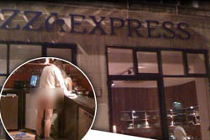 อุจาด! คู่รักมีเซ็กซ์กลางร้านพิซซ่า