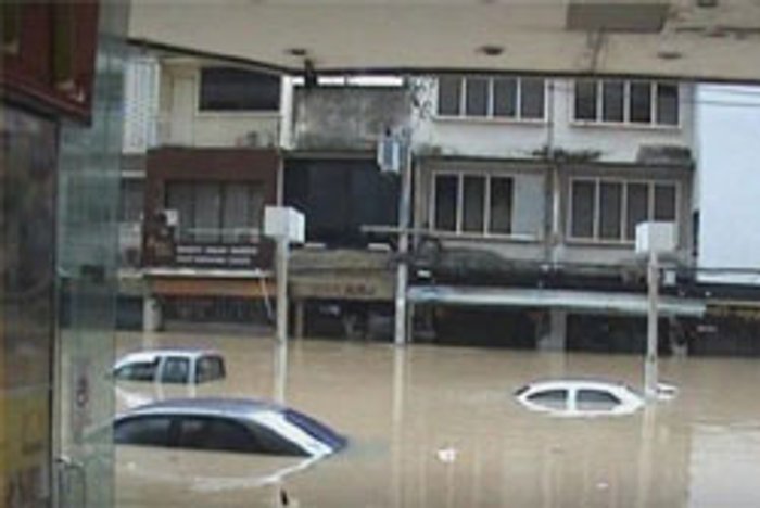 หาดใหญ่วิกฤตรอบ 100 ปี น้ำทรงตัว ชาวบ้านรอช่วยเหลือ