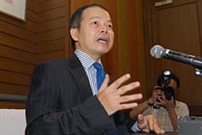 นพดล ปัดข่าว เสธ.หนั่นคุยทักษิณขอเป็นนายกฯ