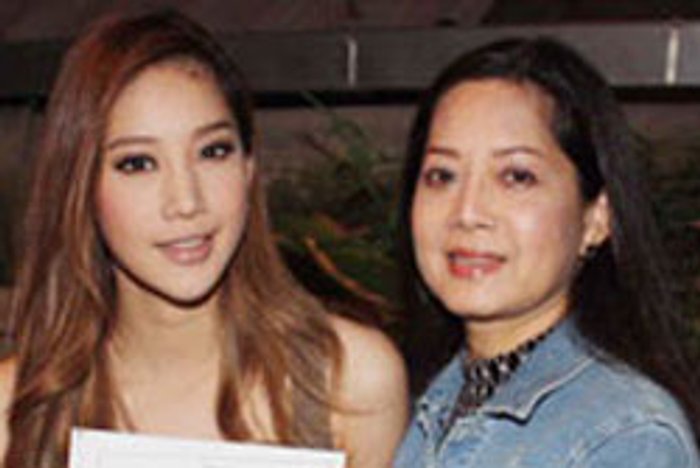 สยบข่าว!! แตงโม ควงแม่จริง โชว์ใบเกิด