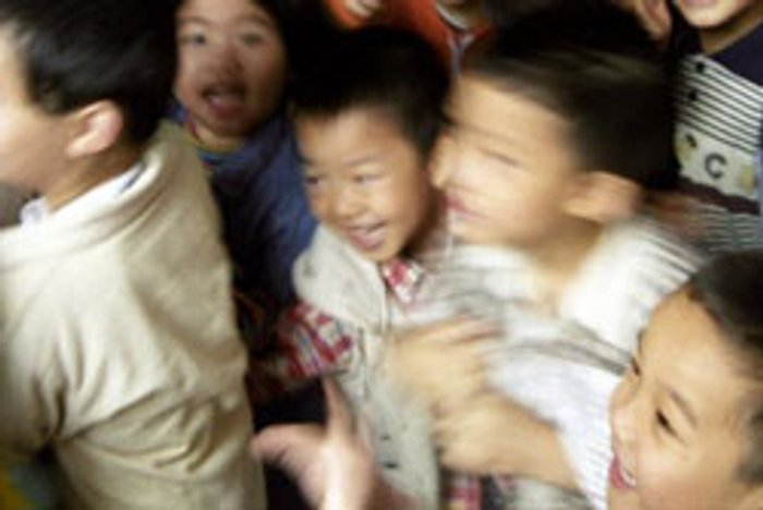 หวิดสยอง! นักเรียนจีนเหยียบกันในโรงเรียน เจ็บ 100