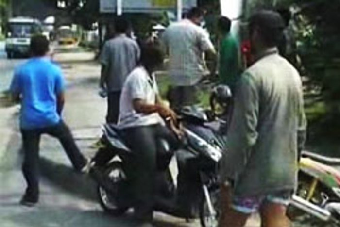 เดือด! ถูกขับรถปาดหน้า ยกพวก-คว้าปืนจ่อหาเรื่อง