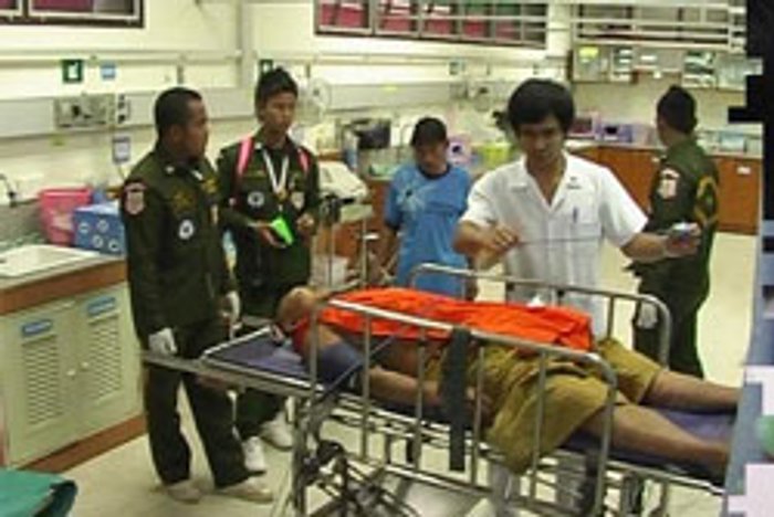 ศึกผ้าเหลือง! พระคว้ามีดฟันกันยับ กลางงานบุญ