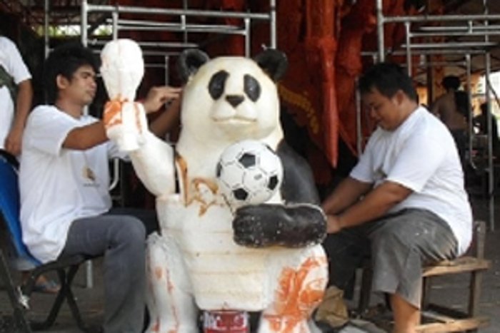ฮือฮา! ช่างแกะโคราชแกะเทียนพรรษา รูปหลินปิงชูถ้วยบอล