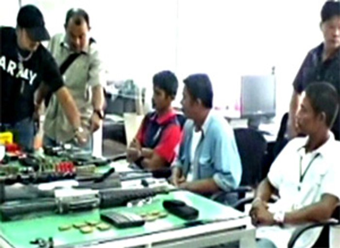 รวบผช.ผู้ใหญ่บ้านสุราษฎร์ยึดอาวุธสงครามอื้อ