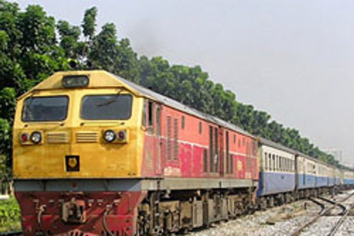 สลดใจ! รถไฟพุ่งชนกระบะ คนขับและสุนัขตายคาที่