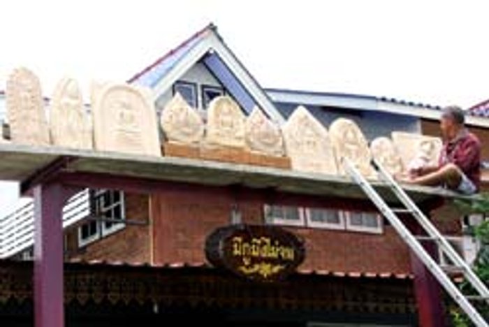 ทึ่ง! คุณปู่เล่นพระเครื่องสร้างองค์ใหญ่บนหลังคา