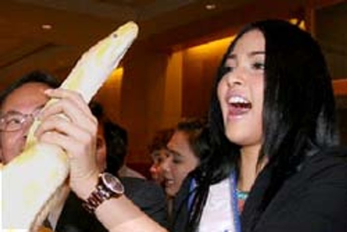 เล่นกับงู! ปุ๊กลุกโชว์เสียวจับงูตัวละล้าน
