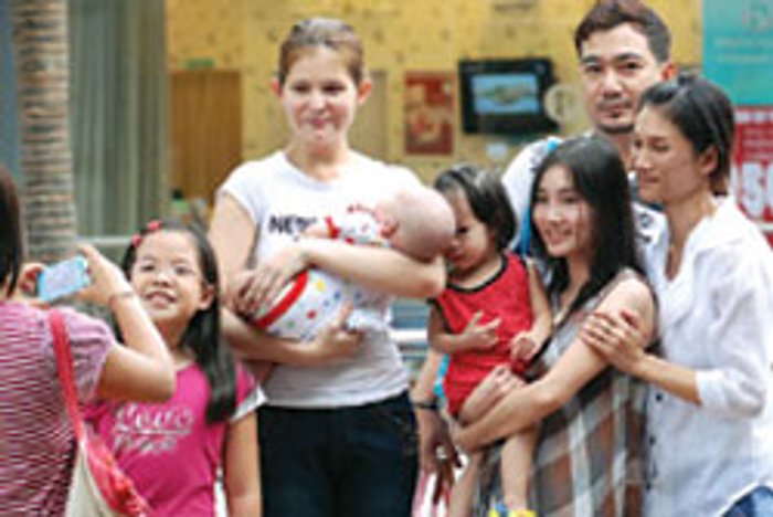 โล่ง! แอนนี่ อุ้มลูกเดินห้างครั้งแรก หลายคนเห็นใจ