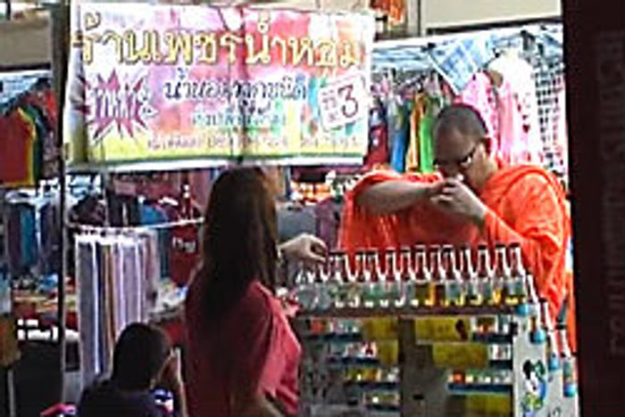พระอ่างทองเดินซื้อน้ำหอมกลางตลาด