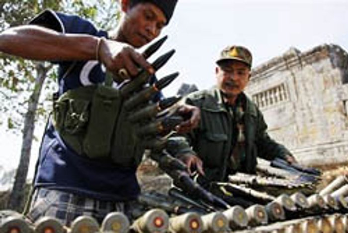สื่อเทศ! แพร่ภาพเขมรเตรียมอาวุธที่เขาพระวิหาร