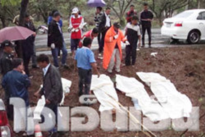 กระบะซิ่งไปงานแต่งลำปางชนต้นไม้ตาย 5 ศพ