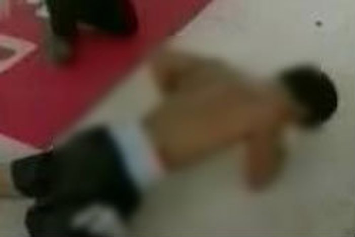 พ่อชกมวยส่งลูกเีรียน พลาดคู่ต่อสู้จับหัวทุ่มดับคาเวที