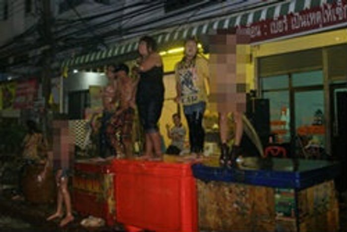 รวบแล้ว! กะเทยพิจิตร โชว์เปลือยเล่นสงกรานต์