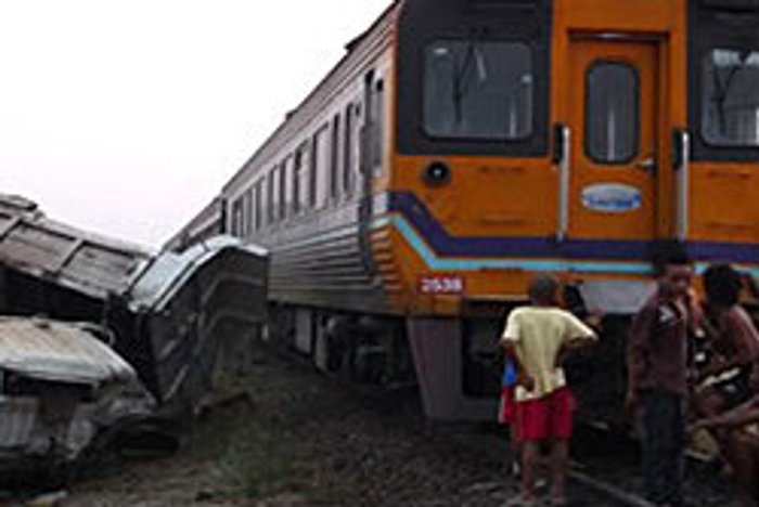 รถไฟกทม.-ยะลาชนรถบรรทุกน้ำมัน เจ็บ50