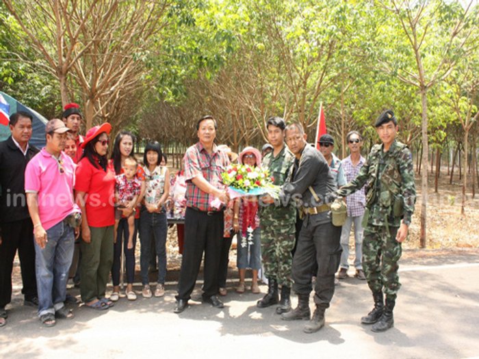 แดงสุรินทร์ให้กำลังใจทหารไทยปราสาทตาควาย
