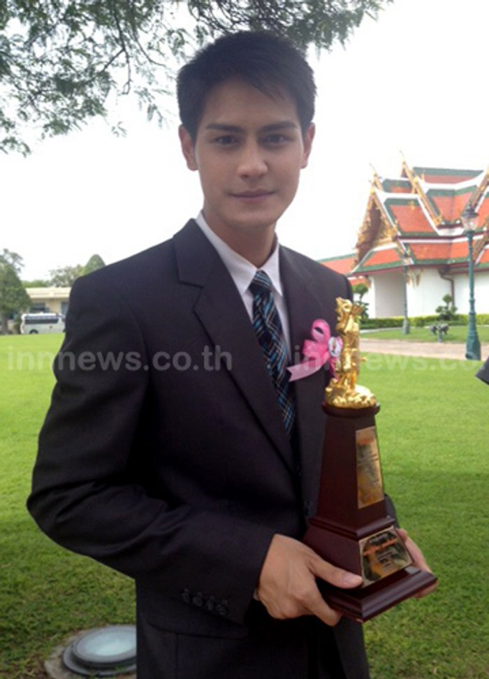 สมบัติ-จุ๋ย-น้ำรับพระราชทานรางวัลเทพทอง