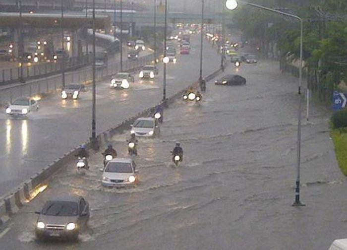 ฝนถล่มกทม.ต้องพร่องน้ำคลองรับน้ำฝน