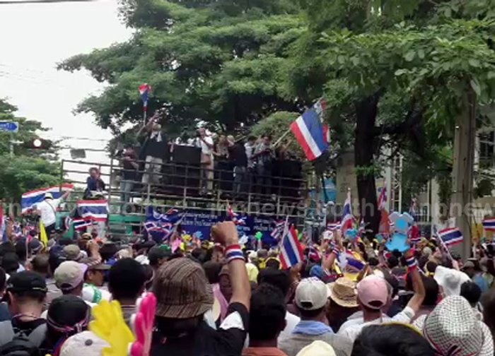 ม็อบถึงก.แรงงานเรียกเฉลิมมาเปิดประตูรับ