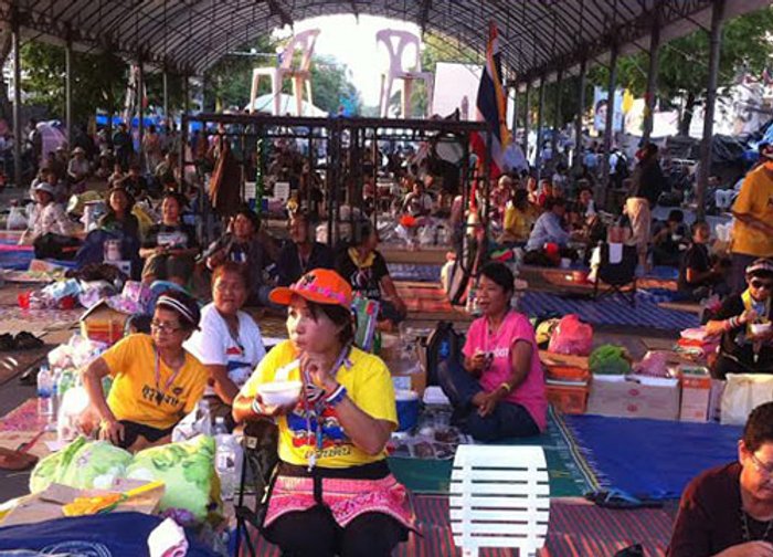 คปท.เข้มรปภ.ตรวจค้นคนเข้าออกละเอียด