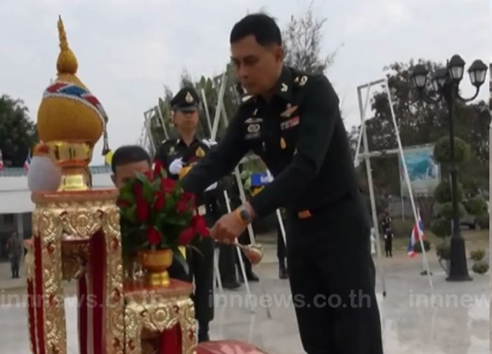 ผู้บังคับการทบ.สุรินทร์วางพวงมาลาวันกองทัพไทย