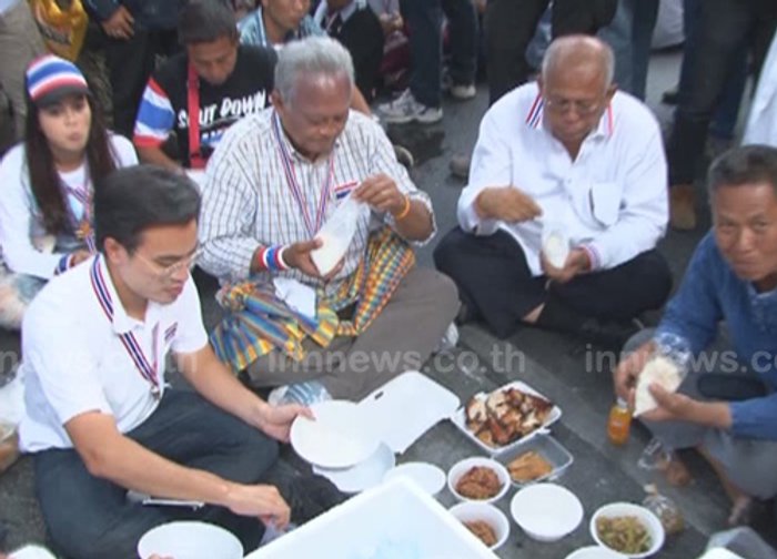 กปปส.พักกินข้าวแยกเสนานิคม ก่อนมุ่งหน้าต่อ