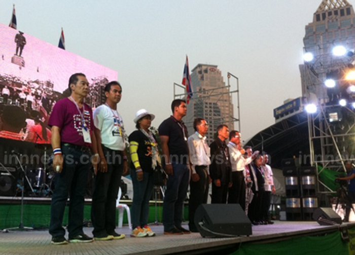 ชินวรณ์อ่านกลอนสดุดีให้ประคอง