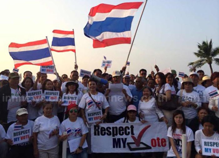 กลุ่มเสื้อขาวศรีราชาปล่อยลูกโป่งขาวหนุนลต.