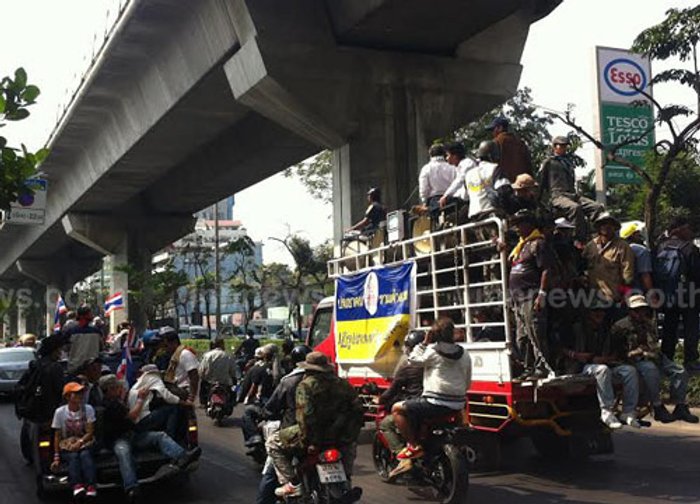คปท.กลับที่ตั้ง-การ์ดคุมตัวชายเสื้อแดงเมาสุรา
