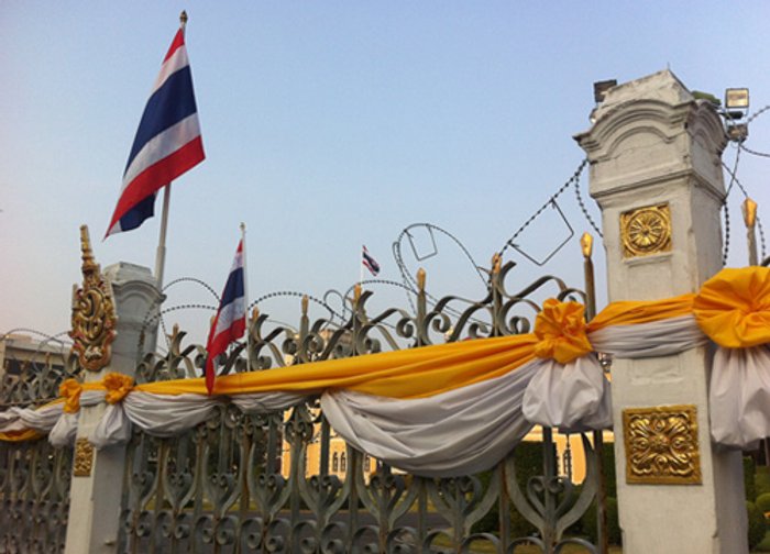 กปท.ทำไม้กระดานปิดกั้นทางเข้า-ออกประตู5ทำเนียบ