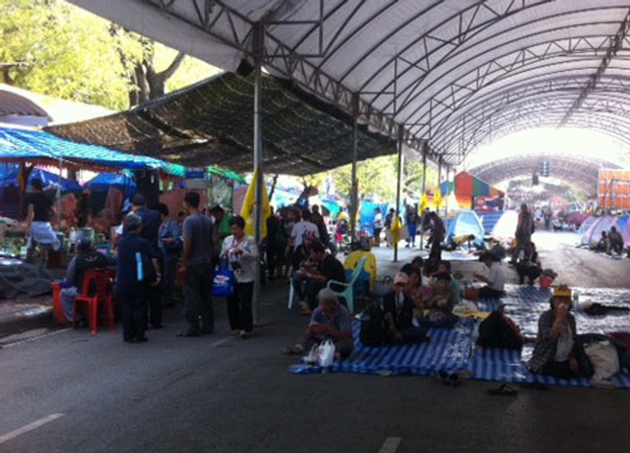 ม็อบ กปท. ยังปักหลัก-รอแกนนำแจงท่าที