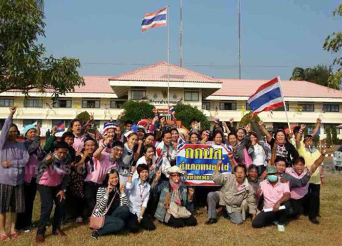 หมอพยาบาลร่วมกปปส.เพชรบูรณ์เป่านกหวีด