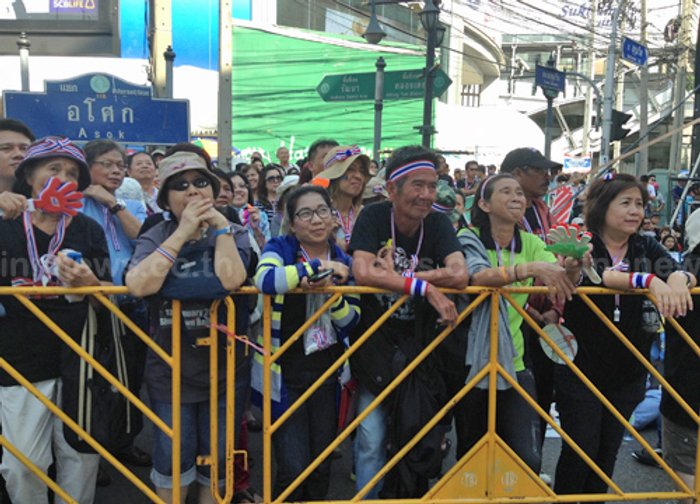 กปปส.อโศกยังปักหลัก-เวทีมีกิจกรรมบันเทิง