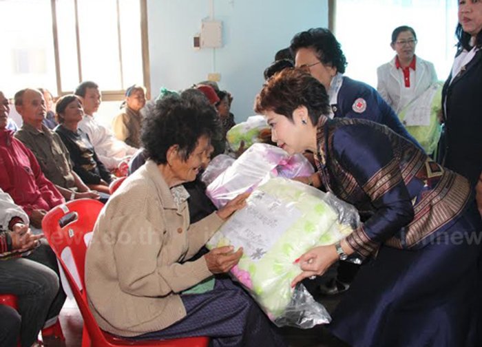 ชัยนาทเร่งมอบผ้าห่มปชช.ประสบภัยหนาว