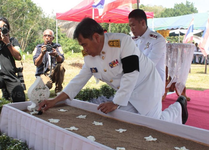 อัญเชิญดินพระราชทานวางหลุมฝังศพตร.ยะลา