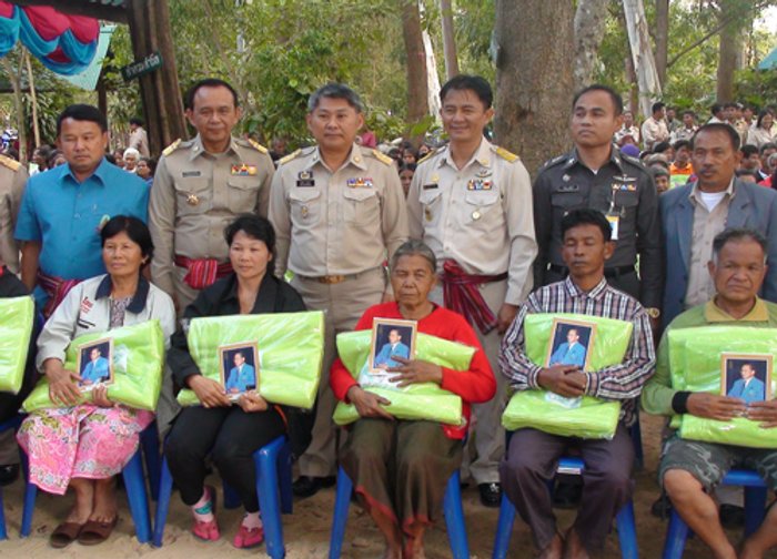 มูลนิธิราชประชาฯมอบผ้าห่มพระราชทาน