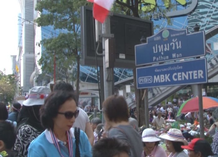 กปปส.ปทุมวันบางส่วนแห่ร่วมเดินกับสุเทพ