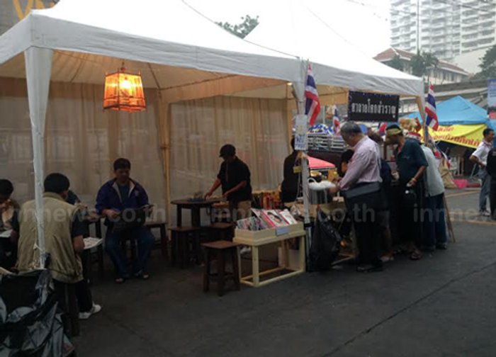 กปปส.อโศกมวลชนจับกลุ่มคุยการเมือง