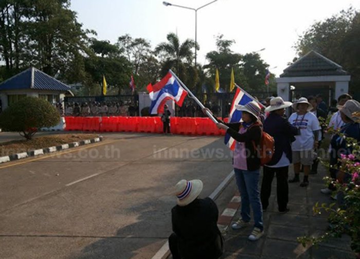 กปปส.ปราจีนฯปิดศูนย์ราชการ-ชาวบ้านนัดจุดเทียน