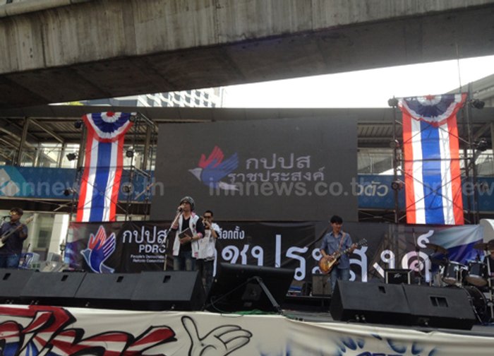 เวที กปปส.ราชประสงค์เล่าข่าวให้ผู้ชุมนุมฟัง