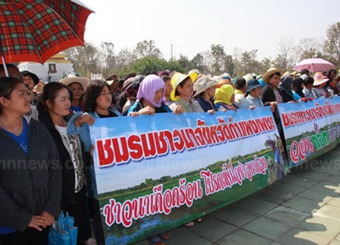 ชาวนากำแพงเพชรบุกพบผู้ว่าฯทวงเงินจำนำข้าว